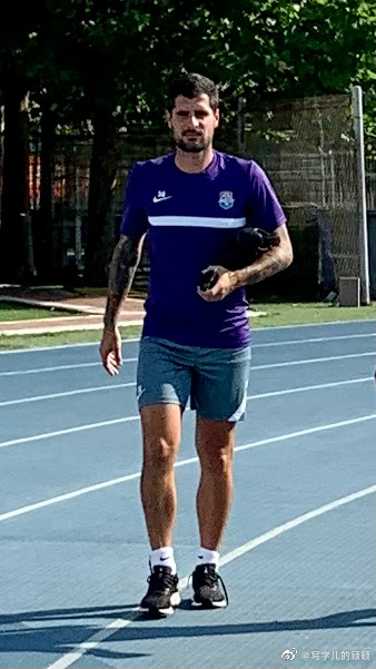 HotpotFootball's tweet photo. According to China media, Spanish midfielder #FranMerida has started training with #TianjinJinmenTiger and he's wearing No.34 jersey. The 32 y/o former #Arsenal #AtleticoMadrid #Huesca #Osasuna player was #WuLei's teammate at #Espanyol in the last two season. 
#CSL #CSL2022 #RCDE https://t.co/ZesMOVLDlX