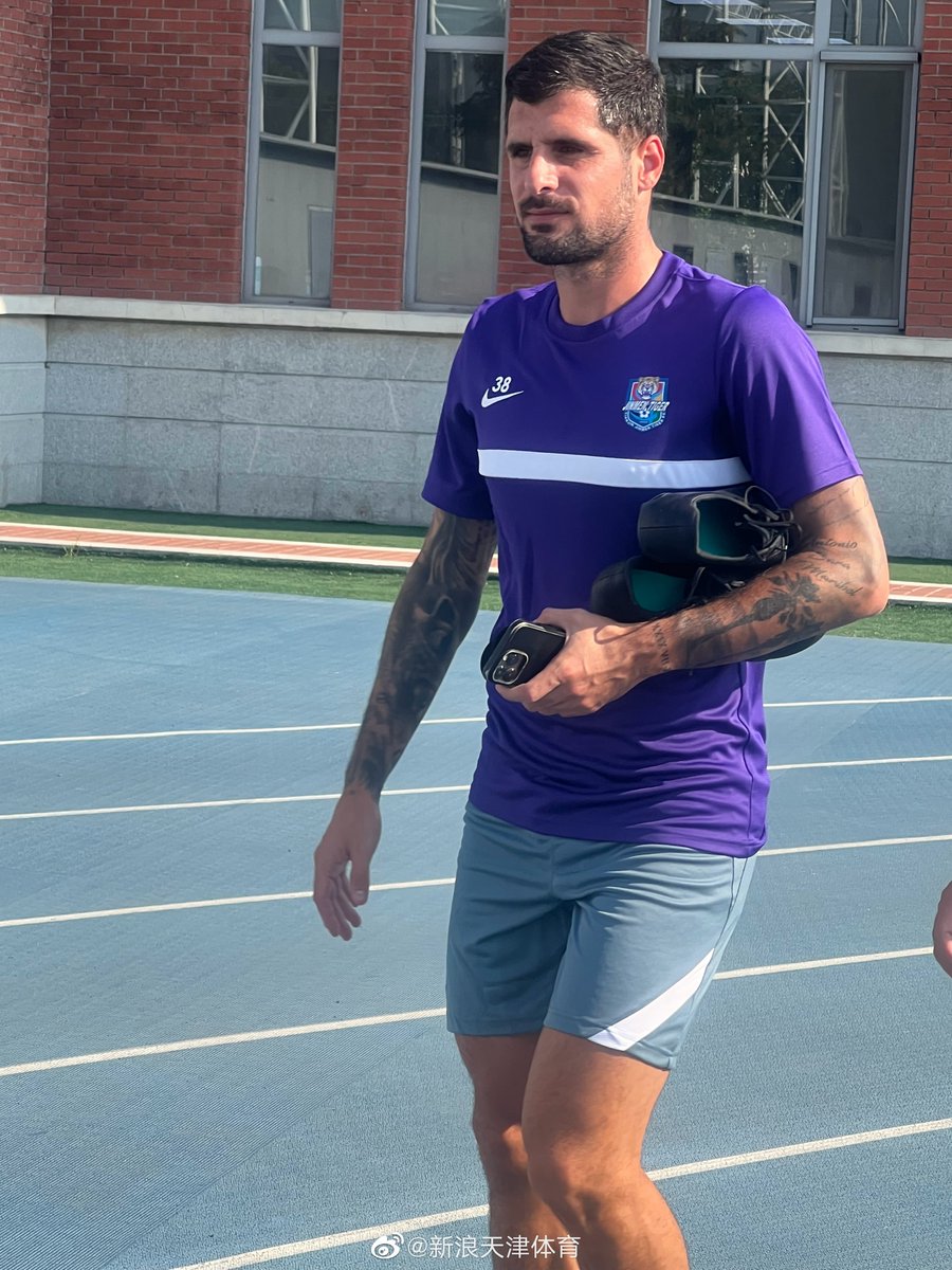 HotpotFootball's tweet photo. According to China media, Spanish midfielder #FranMerida has started training with #TianjinJinmenTiger and he's wearing No.34 jersey. The 32 y/o former #Arsenal #AtleticoMadrid #Huesca #Osasuna player was #WuLei's teammate at #Espanyol in the last two season. 
#CSL #CSL2022 #RCDE https://t.co/ZesMOVLDlX