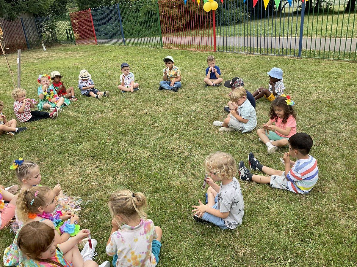 Some photos of the afternoon Hawaiian party yesterday. We had so much fun