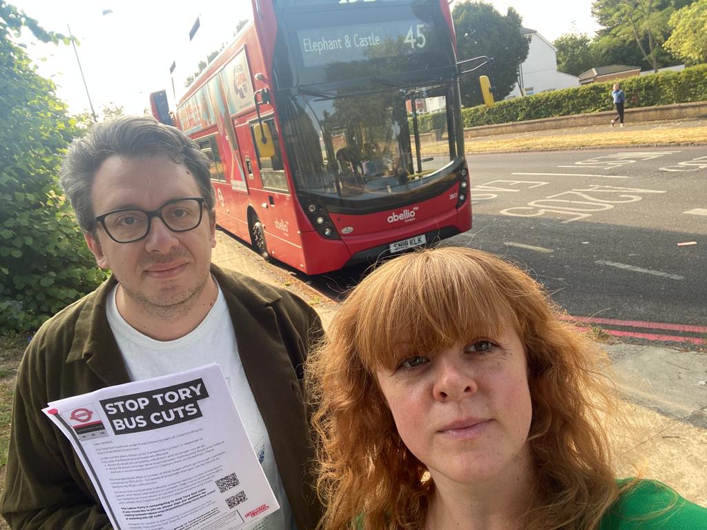 🚌🧵1/6 This morning our councillors @verity_mcgivern and @mtiedemann were out talking to bus users in Clapham Park about the proposed Tory bus cuts that would mean the 45 bus completely withdrawn! #SaveOurBuses