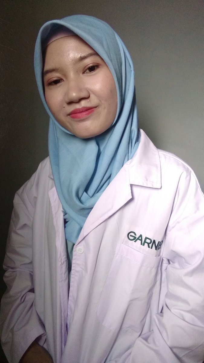 amel_nufus's tweet photo. Ga cuma tambah ilmu ttg jerawat,  ada kuis selama acara yg seru biar paham materi yg dijelasin. Gemes bgt ada lab coat &amp; goggles buat dipake slma acara. Stelah dijelasin makin ga sabar buat coba fw, serum &amp; masknya 😍 #GarnierSkincareMasterclass #DRAWAT #solusidrawat @GarnierID https://t.co/J1JyVpXIsb