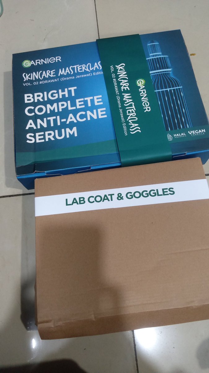 amel_nufus's tweet photo. Ga cuma tambah ilmu ttg jerawat,  ada kuis selama acara yg seru biar paham materi yg dijelasin. Gemes bgt ada lab coat &amp; goggles buat dipake slma acara. Stelah dijelasin makin ga sabar buat coba fw, serum &amp; masknya 😍 #GarnierSkincareMasterclass #DRAWAT #solusidrawat @GarnierID https://t.co/J1JyVpXIsb