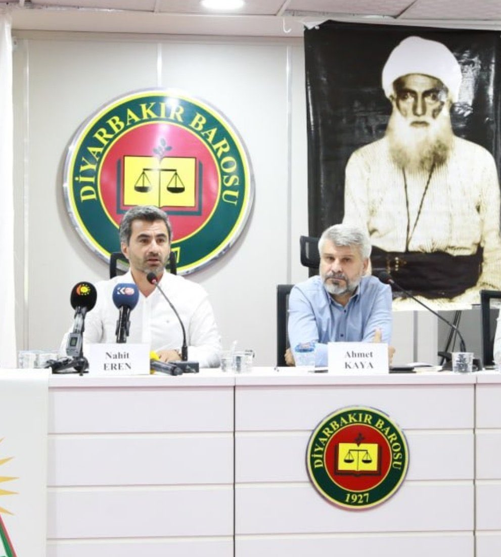 Beğenmediğiniz Atatürk’ün kurduğu cumhuriyetin ekmeğini yediniz, okullarında okuyup adam sıfatı kazandınız! 

Kanla irfanla kurduk biz bu cumhuriyeti 
“Cehennemler kudursa” ölmez nigahbanıyız!