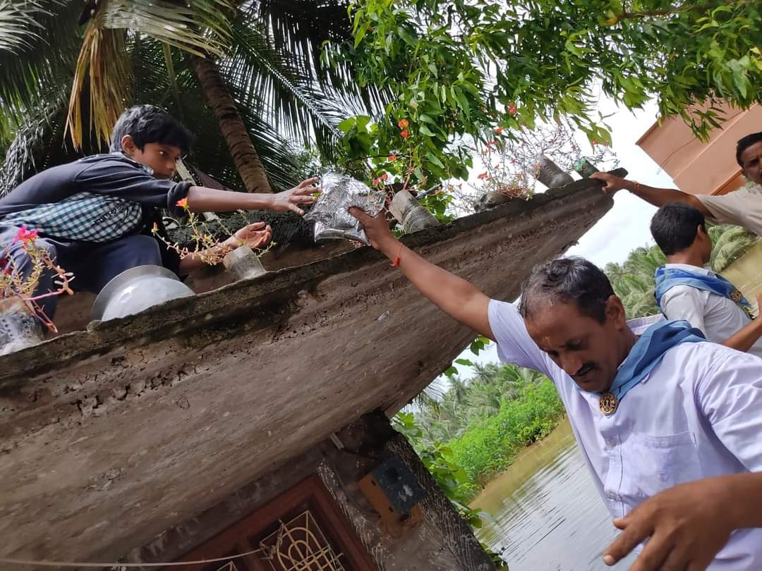 SSSSOAP1's tweet photo. Reaching out to the needy.
Sevadal of Sri Sathya Sai Seva Organizations Helping the flood affected.
@ysjagan @AndhraPradeshCM @governorap #loveallserveall @SSSCENTRALTRUST #ssssoap https://t.co/FkaCedganT