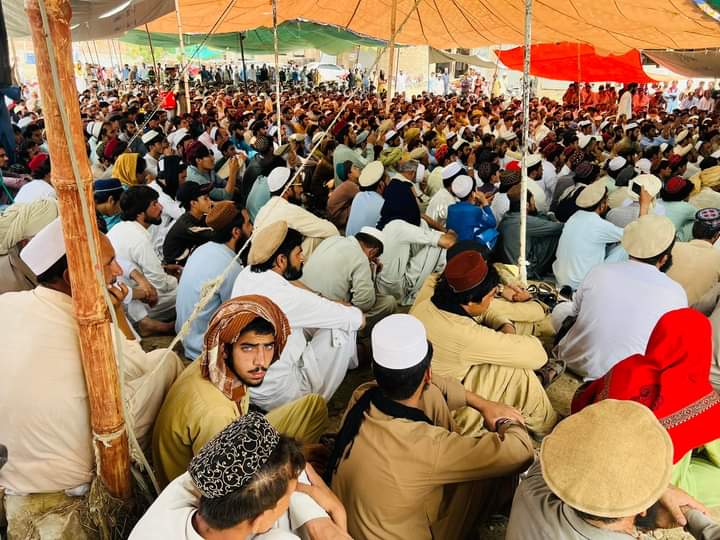 ShamsDwar's tweet photo. جمعت علماء اسلام شمالی وزیرستان کے سربراہ قاری سمیع الدین کے بہمانہ قتل کے خلاف شمالی وزیرستان میرعلی عیدک کے مقام پر جاری دھرنے میں پی ٹی ایم سربراہ منظور پشتین سیمت پی ٹی ایم کی مرکزی قیادت نے شرکت کی عیدک قوم جو بھی فیصلہ کرے گی ہم انکے ساتھ ہر مُشکل وقت میں کھڑے رہنگے۔ https://t.co/Xju0yUvDF1