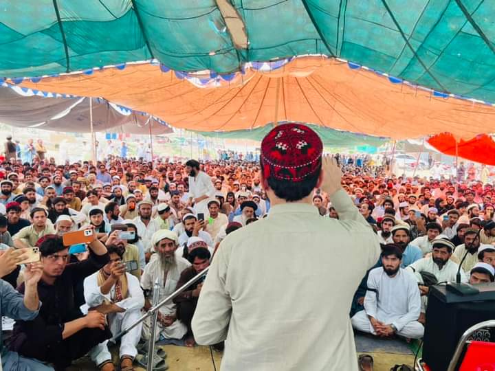 ShamsDwar's tweet photo. جمعت علماء اسلام شمالی وزیرستان کے سربراہ قاری سمیع الدین کے بہمانہ قتل کے خلاف شمالی وزیرستان میرعلی عیدک کے مقام پر جاری دھرنے میں پی ٹی ایم سربراہ منظور پشتین سیمت پی ٹی ایم کی مرکزی قیادت نے شرکت کی عیدک قوم جو بھی فیصلہ کرے گی ہم انکے ساتھ ہر مُشکل وقت میں کھڑے رہنگے۔ https://t.co/Xju0yUvDF1