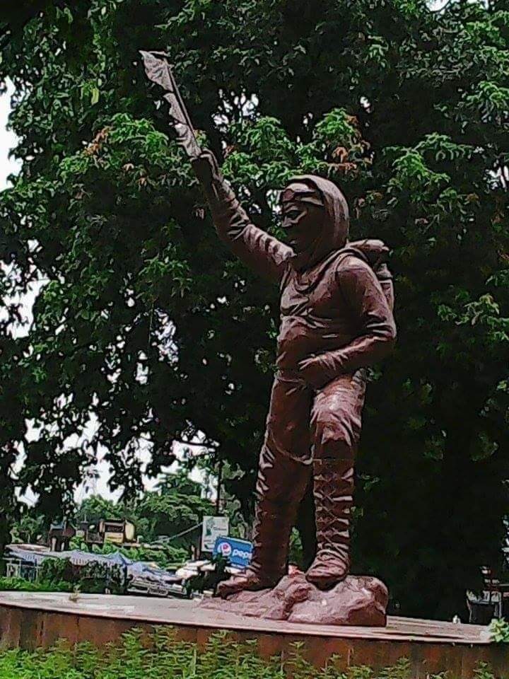 भारतको पश्चिमबंगालस्थित् शिलिगुडी शहरमा प्रथम् शगरमाथा आरोही तेन्जिङ शेर्पाको शालिक।