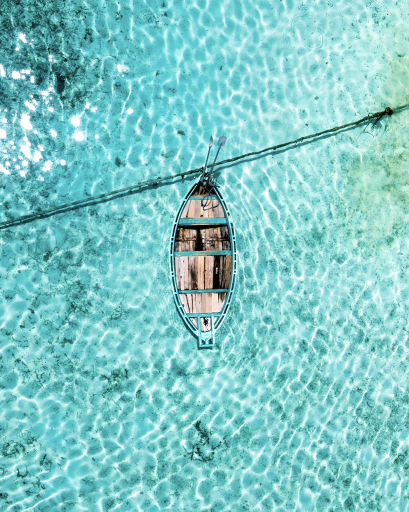 BOKKURA (ބޮއްކުރާ) 
This is the smallest type of boat commonly used in Maldives. It has slight similarities to a dhoni, but is smaller in size, holding just two or three individuals.

#travel #transportation #maldivesculture #culture #dronephotography