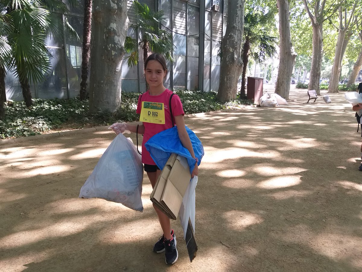 lleidaenverd's tweet photo. 🍃Aquest curs, alumnes del @Guindavols i de l'@insmariarubies  s'han implicat en la millora del seu entorn proper, fent una activitat de plogging, dins del Pla de Prevenció del Residus de l'#A21ELleida 👉 https://t.co/sHwVpg78UU  
Per una escola i entorn #residuzero! https://t.co/fDq8Fn9Puj