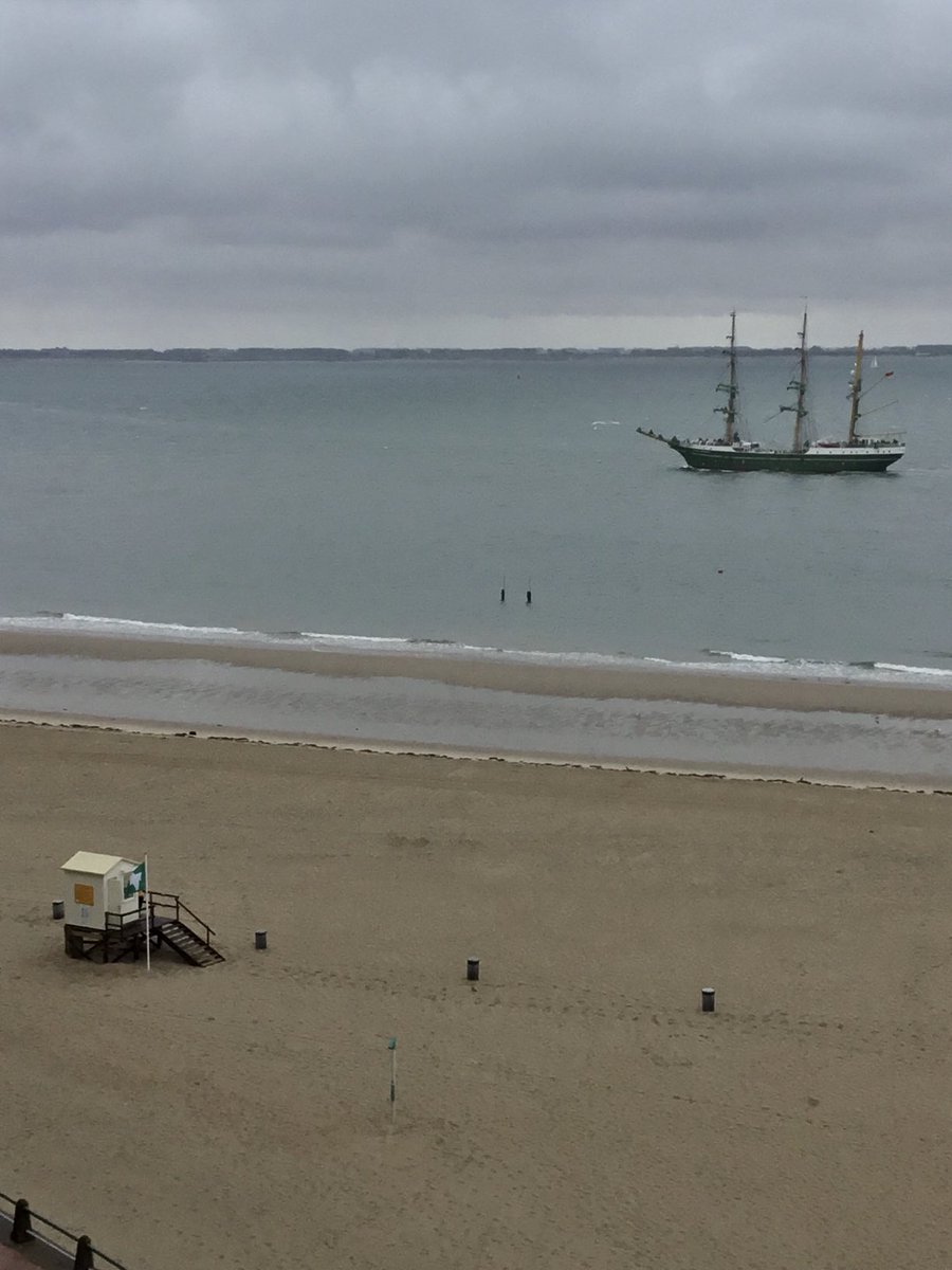 De laatste regenwolken begeleiden de Alexander von Humboldt2 op haar reis naar de Albionkade in de binnenhaven van ⁦<a href="/gem_vlissingen/">Gemeente Vlissingen</a>⁩.  Vanmiddag te bewonderen op #VlissingenMaritiem.