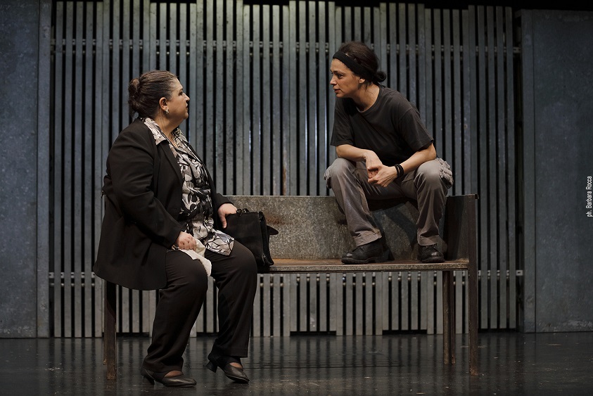 #LaGabbia a <a href="/Ultimaluna_fest/">TeatroInvitoUltimaluna</a>! Vi aspettiamo giovedì 1 settembre a Sirone (LC). Uno #spettacolo di #StefanoMassini, inserti #drammaturgici, #regia e #scenografia <a href="/sartirenato/">Renato Sarti</a>, con <a href="/FedericaFabiani/">Federica Fabiani</a> e #VincenzaPastore. ph. #BarbaraRocca
#tdcooperativa #teatroinvito #teatro #festival