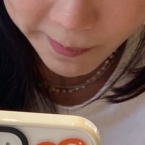 이 사진 킬포 몇 개야..
짱귀여운 빵 케이스
손에 꼭 쥐고있는 빵
말랑말랑한 볼