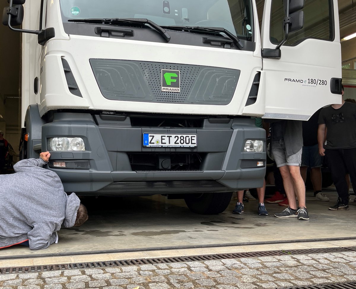 EwayFramo's tweet photo. In den letzten Wochen waren wir zu Gast bei der Berufsschule SBBS Technik Gera und konnten den 
angehenden Kfz-Mechatronikern einen Einblick in unsere Arbeit geben. 

Wir bedanken uns für die gute Zusammenarbeit und freuen uns auf weitere Kooperationen.

#berufsschule #emobility https://t.co/1qa77syo2v