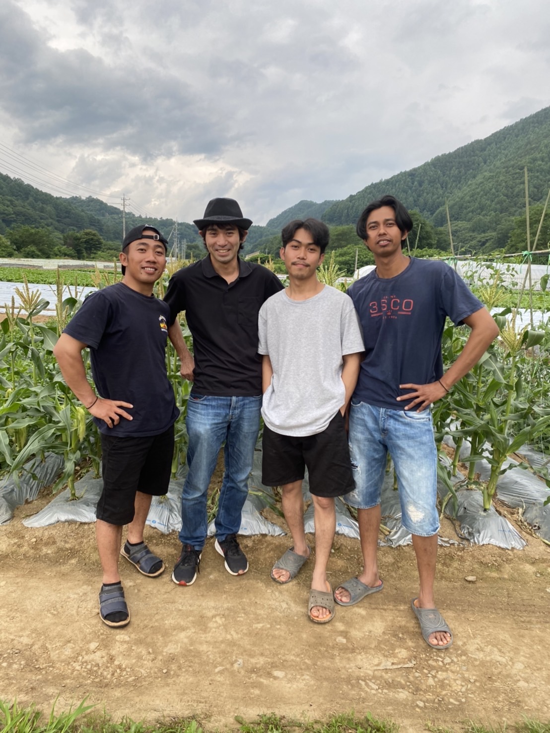Ryo インドネシアの兄弟達と再会 久しぶりに一緒に撮った写真見て 自分の顔が東南アジアっぽいことを再確認 インドネシア好きとつながりたい 顔が日本人離れしてますが何か T Co Nscfqj3h7q Twitter