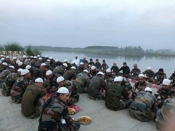 vsd_vikramsingh's tweet image. पत्रकार जी यह दो फोटो को भी आप जरा कमेंट कर दीजिए उनको क्या करना चाहिए