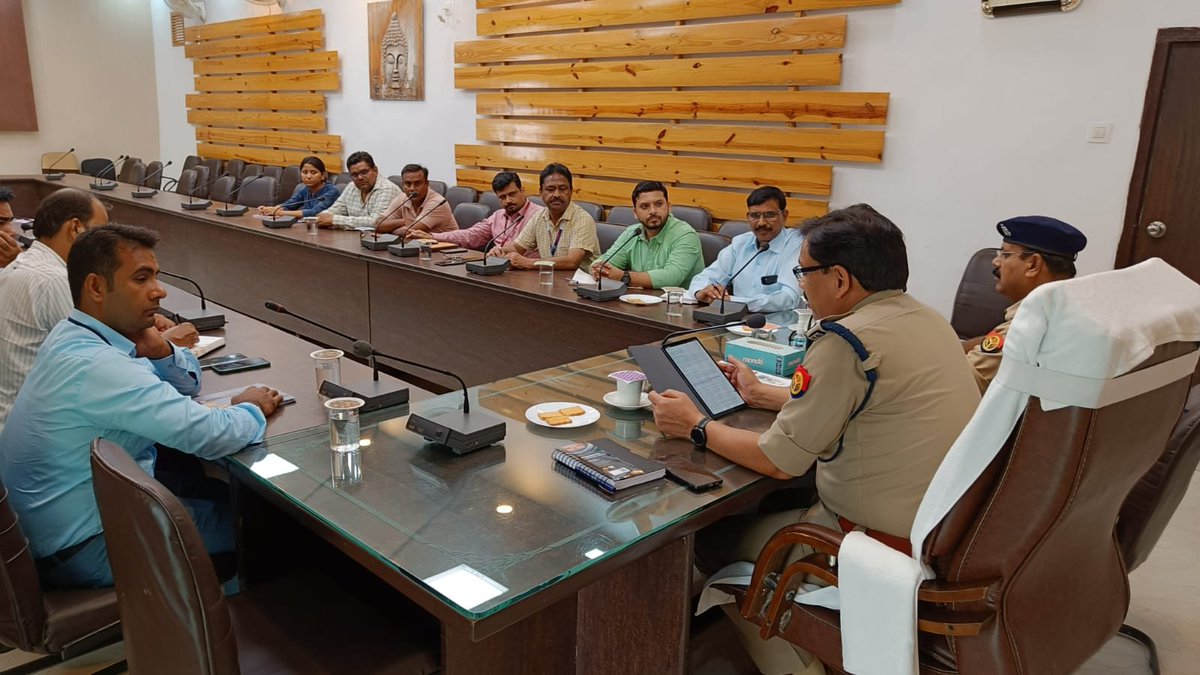 bijnorpolice's tweet photo. #SP_ @bijnorpolice, @DrPravinRanjan #SPCity द्वारा पुलिस लाइन सभागार कक्ष में जनपद बिजनौर के बैंक प्रबंधको के साथ मासिक गोष्टी की गई। गोष्ठी में बैंकों के एलडीएम, कैश वैन, ड्राइवर व कैश वैन के साथ जाने वाले व्यक्तियों को कैश से संबंधित सुरक्षा हेतु दिशा निर्देश दिए गए।
#UPPolice https://t.co/sKgsmiuMoP