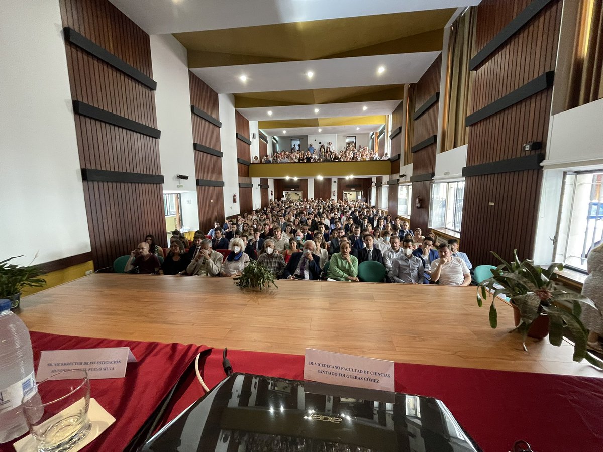 Hoy hemos despedido a las tres últimas promociones de la facultad en el acto de graduación, más de 100 alumnos, acompañados por sus familiares amigos y profesores celebraron el fin de su paso por la facultad. Gracias a todos.