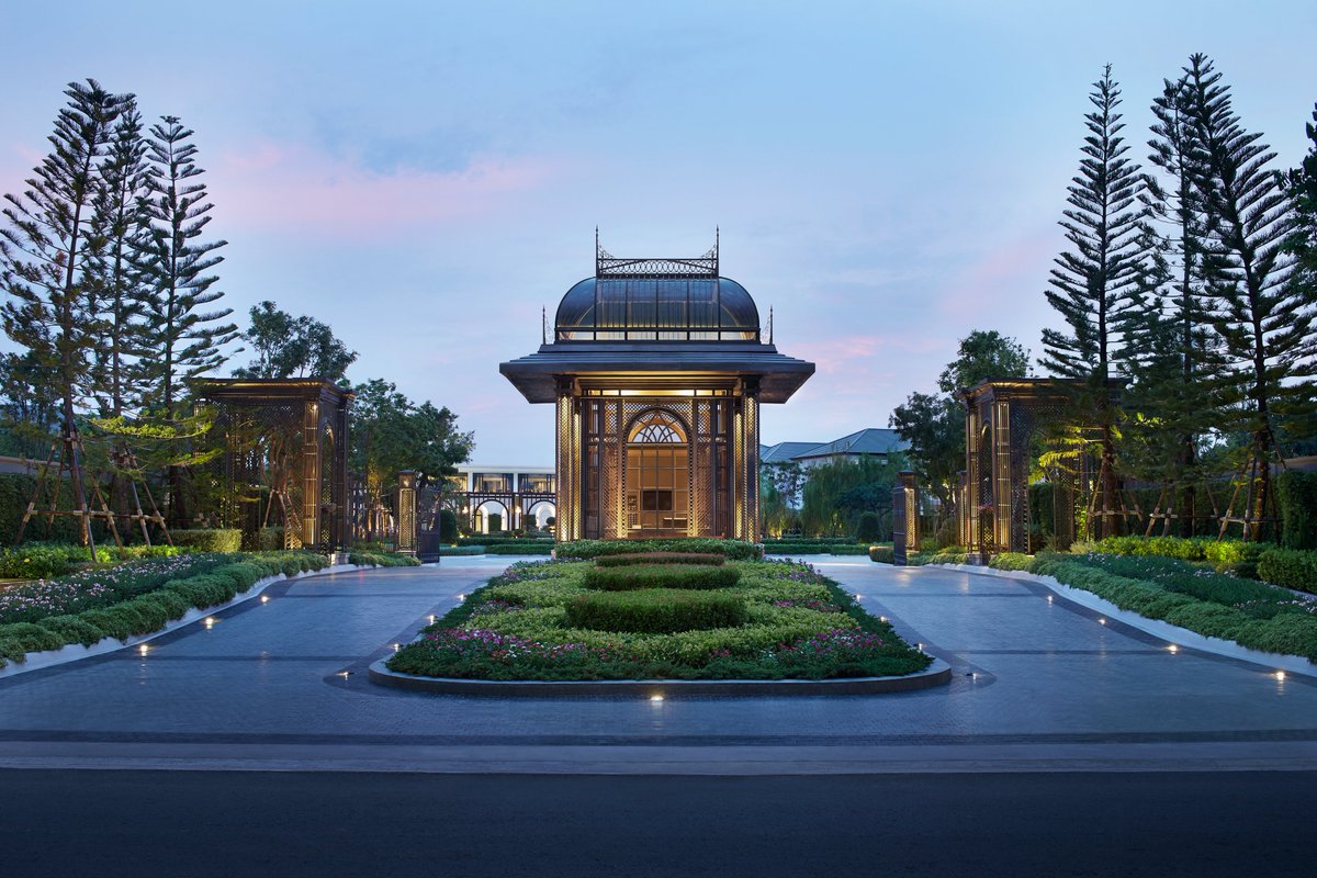 Uthaisangsuk's tweet photo. ‘บ้านแสนสิริ พัฒนาการ’ เป็นหนึ่งใน Sansiri Luxury Collection ที่ได้แรงบันดาลใจจากศิลปะแบบ Regency Style มาผสมผสานให้เข้ากับไลฟ์สไตล์ของคนเมือง และทุกฟังก์ชั่นจะต้องใช้งานได้จริงเพื่อให้เกิดความลงตัวในการอยู่อาศัยมากที่สุดครับ #SansiriIconicDesign🐘🐘🐘 https://t.co/NxgLIpjV5x