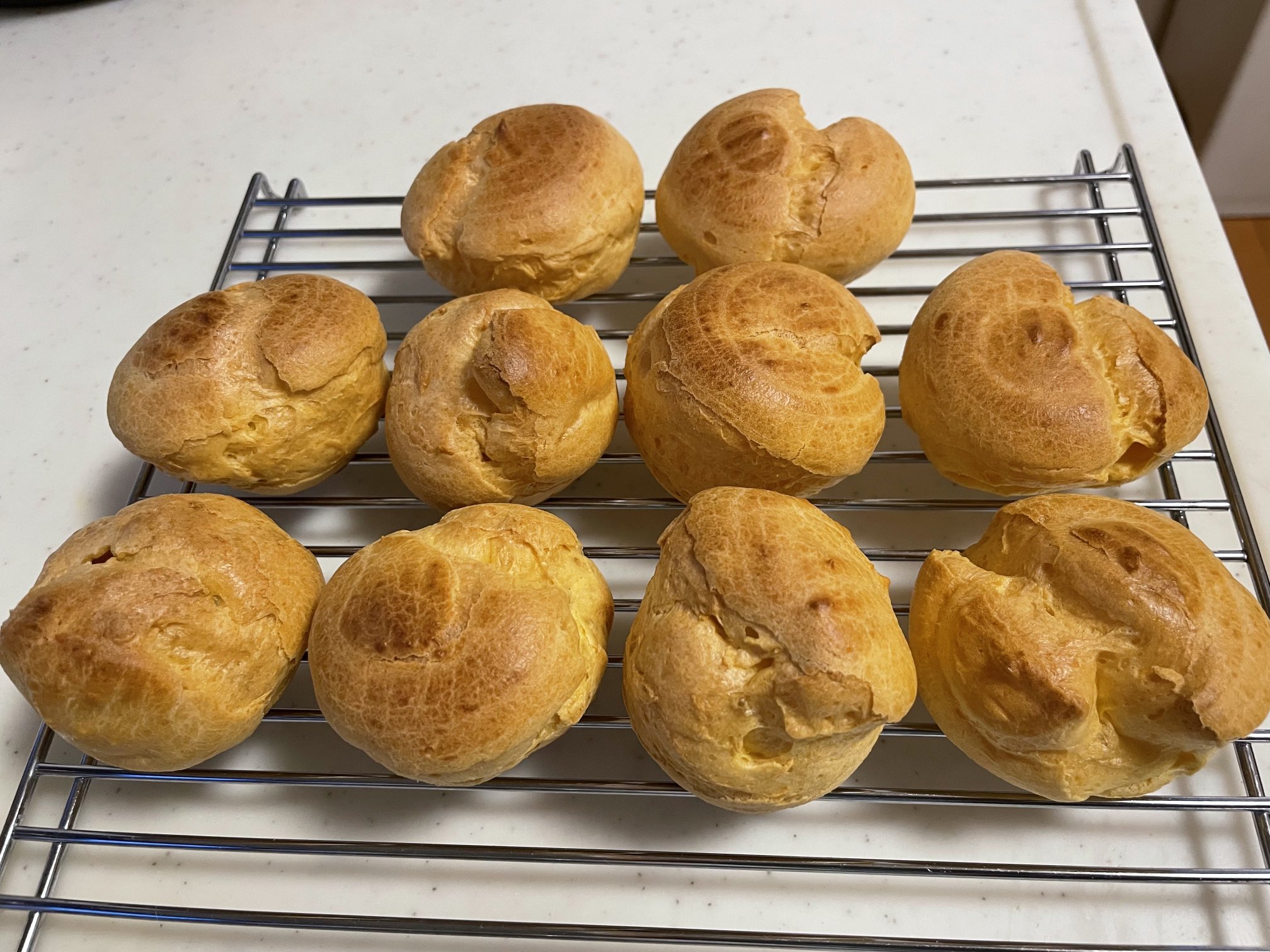ほっこ シュークリームの皮だけ焼き上がりました 久しぶりに作ったシュークリーム そして今回は米粉のシュークリームで 初めてのレシピでした なんかとても不恰好ですが 明日クリームを作って詰めます ちゃんとできあがるかな T Co
