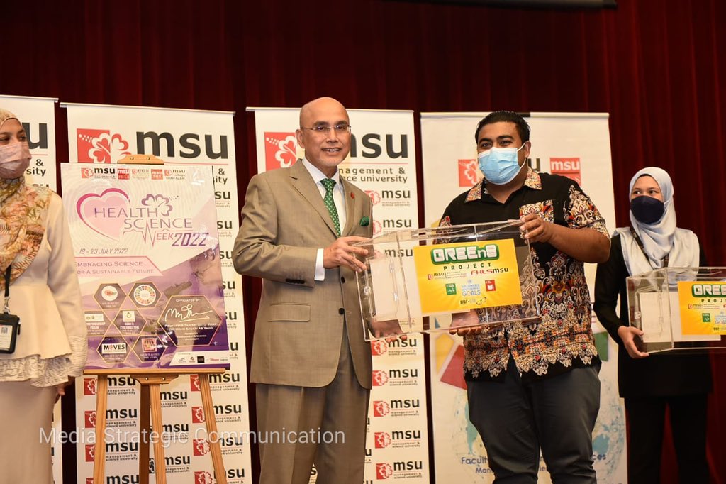 Handed over the Glasses Recycle & Eye Environmental Safety or GREENS box to @MSU_iCARE, alumni, and student representatives, support for #UNSDG on sustainability in the use of eyewear. Good effort for a good cause. @MSUmalaysia @MSUmalaysiaFHLS #HealthScienceWeek2022