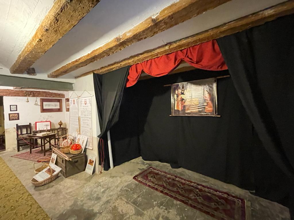 ERoigM's tweet photo. La Busca de #Tortosa ja està preparada per obrir les seues portes i rebre aquelles i aquells que vulgeu visitar-nos i gaudir dels ambients de de la Casa dels Notaris Gil de Federic i de les arts del mag Dalamau lo Tortosí esta #FestadelRenaixement  
Us esperem al carrer Ample! https://t.co/MmVZerjbwE