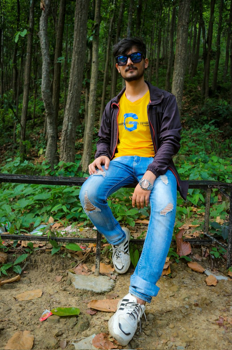 उ राधा हो एकलै भएर पनि मेरो मौजुदगी महसुस गर्छे 🤗म कृष्ण हुँ  सोह्र हजार गोपिनी को भिड्मा पनि एक्लै पर्छु 😥😥