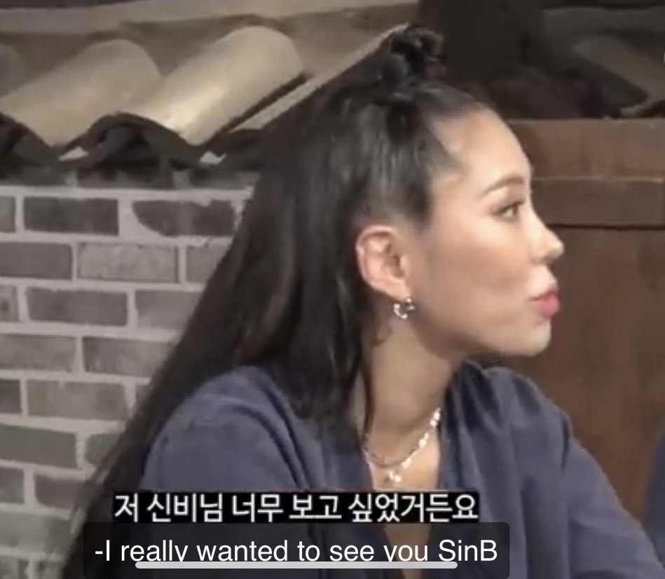 theonlygfriend's tweet photo. Gabee really want to see Sinb and finally they met. Gabee liked Sinb character in qd and Sinb shy after hearing Gabee said that😊 https://t.co/LXZhLaLlLo