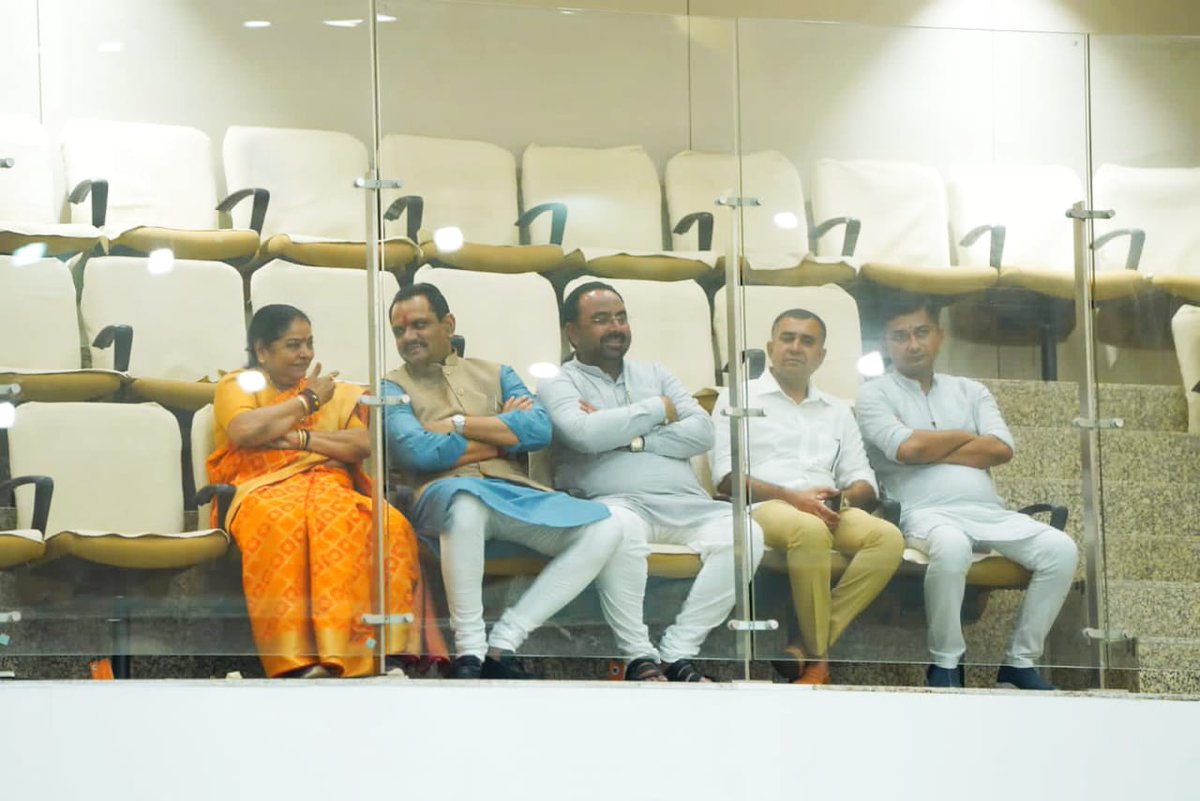 jitu_vaghani's tweet photo. ગણેશ વાસુદેવ માવળંકર સંસદીય અભ્યાસ અને તાલીમ બ્યૂરો તથા ધી સ્કૂલ પોસ્ટના સંયુક્ત ઉપક્રમે આયોજિત "યુવા મોડેલ એસેમ્બલી"માં વિધાનસભાના માન. અધ્યક્ષશ્રી @Nimaben_BJPજી સાથે ઉપસ્થિત રહી વિધાનસભામા યુવાઓની કામગીરી નિહાળી, રાષ્ટ્ર-જનસેવા માટે તત્પર એવા યુવાઓનો જુસ્સો જોઇ ગૌરવ અનુભવ્યું. https://t.co/9fdwBJe6rk
