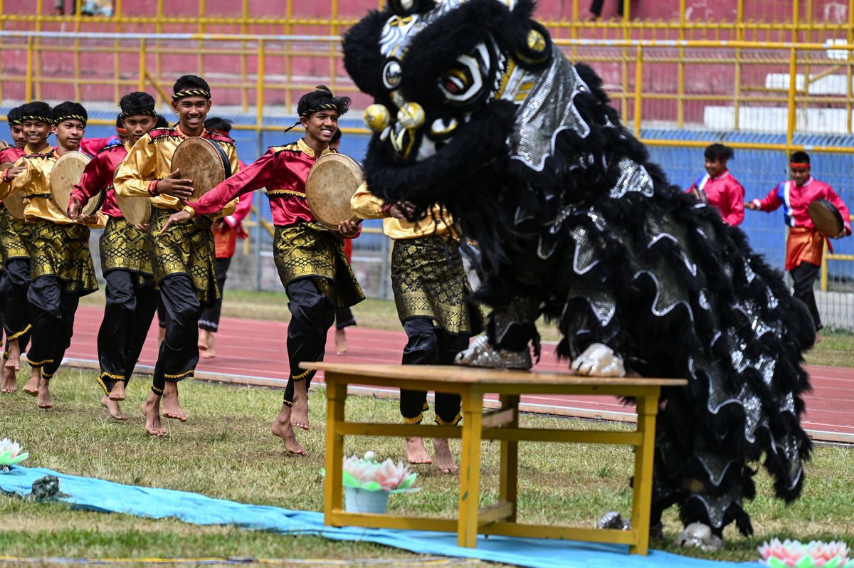 mirroreye's tweet photo. The Rapa'i Geleng, Papua and lion dancer perform during an exhibition to commemorate the 76th anniversary of the Indonesian police corps in Banda Aceh on July 21, 2022.
#dancer #dancers #rapaigeleng #papua #barongsai #aceh #indonesia #bandaaceh #afp https://t.co/emmvURiNCM
