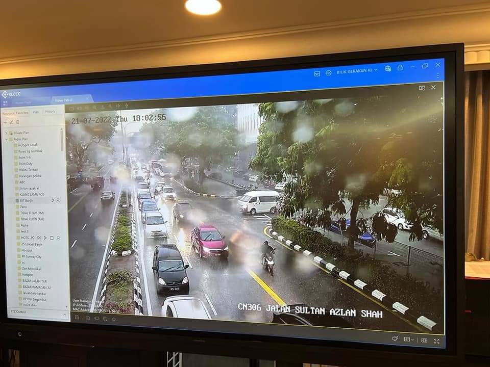 DBKL2u's tweet photo. Keadaan terkini sekitar jalan di Kuala Lumpur yang sedang dituruni hujan. Warga Kota dinasihatkan berhati-hati di jalan raya dan sentiasa mematuhi papan arahan lalu lintas.
#KeluargaMalaysia
#KLBandarUntukSemua
#KL50 https://t.co/gGMOhiXwE8