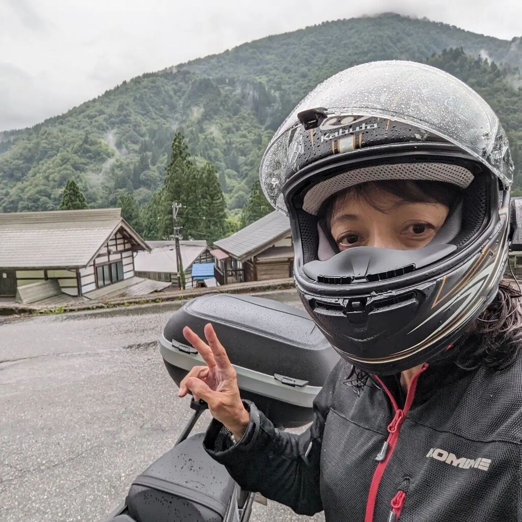勝間和代 Ar Twitter リターンライドしてから初のソロロングツーリング 富山経由で五箇山までやってきました 全部で片道600km ぐらい リッターバイクはロングツーリングに最高です びっくりするほど疲れない Gsxs1000 バイク50代女子 大型バイク乗り T