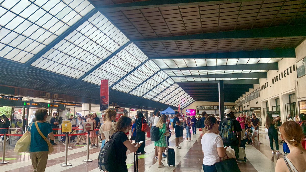 イタリア🇮🇹フィレンツェ歴史地区 【フィレンツェ中央駅構内の様子】 観光客もたくさんで 駅構内には人がいっぱい✨