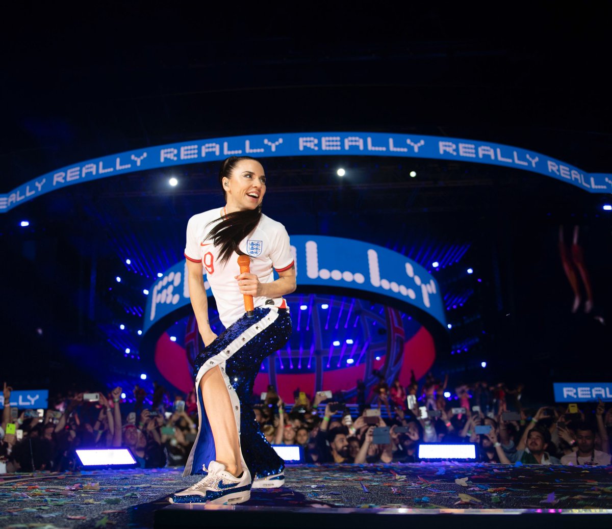 spicegirls's tweet image. We’re really, really, really proud of our @Lionesses! Good luck in the semi-finals ✌🏻⚽️  #WEURO2022 
📸 - @Timmsy17