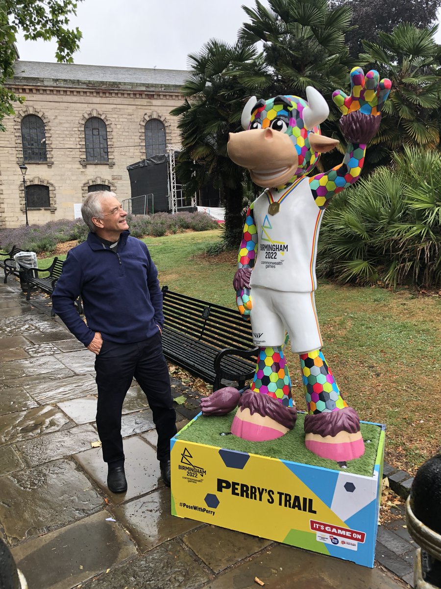 Revd David Tomlinson @StPaulsChurchJQ welcomes Commonwealth Games @Birminghamcg22 mascot Perry to #StPaulsSquare for the  #Birmingham2022 #B2022 #B2022Festival #QBR2022 #PerrysTrail
#PoseWithPerry #JQSport #JQLife