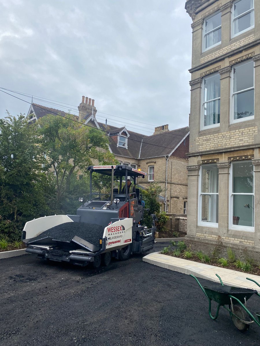 Successful commissioning of Wessex Macadams new SD1800W Paver today.
#DYNAPAC #Commissioning #SD1800W