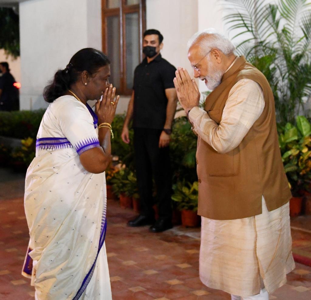 DDNewslive's tweet photo. PM @narendramodi greets &amp; congratulates #DroupadiMurmu on being elected as the new President of India. 

#PresidentialElections2022 https://t.co/HvUVsf0qhy