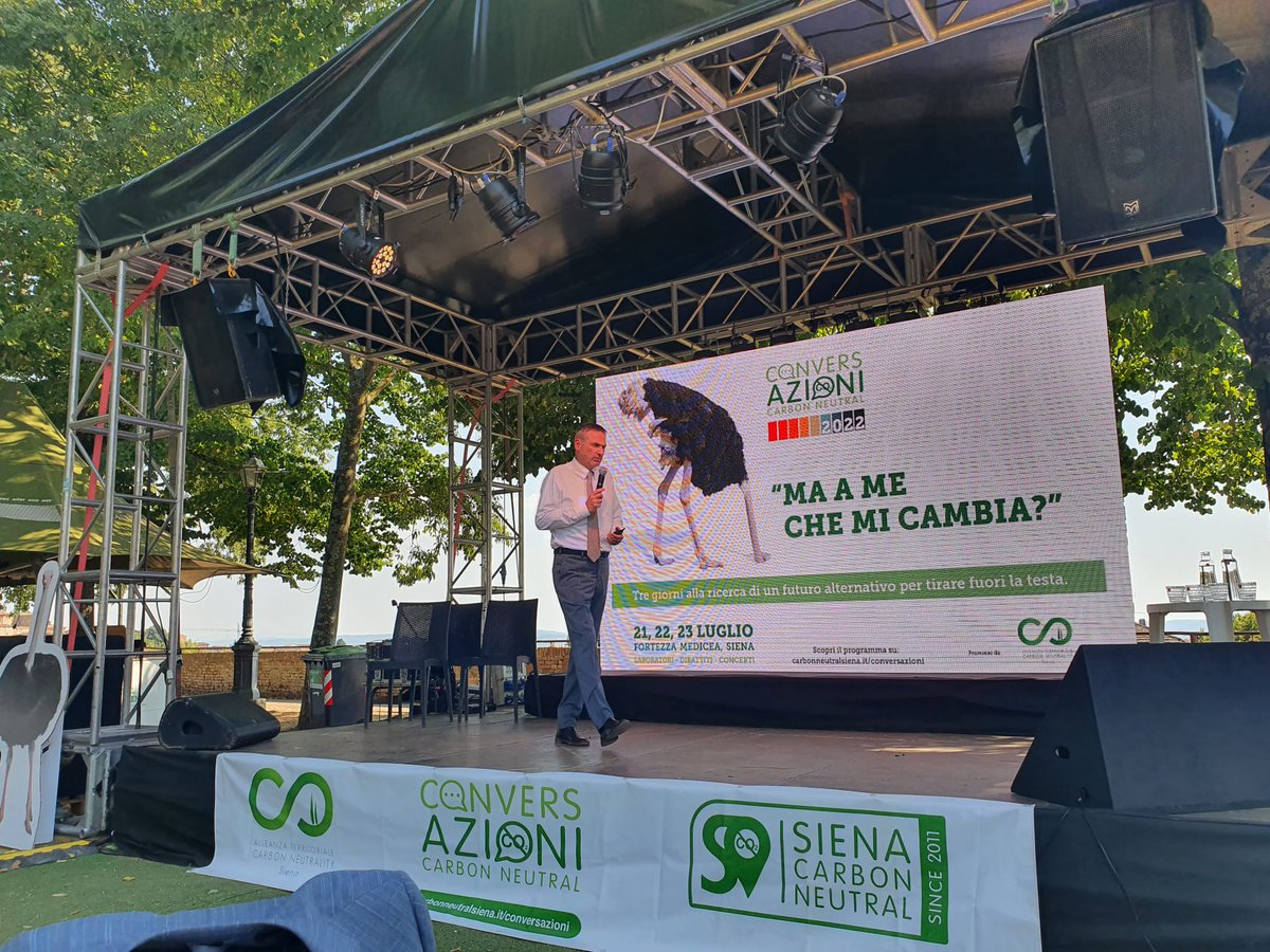 #ConversAzioni2022 DAY1
Apertura prof Simone Bastianoni <a href="/CarbonNeuSiena/">sienacarbonneutral</a>.
3 giorni di laboratori, talk e musica per costruire il futuro sostenibile dei nostri territori e rispondere alla domanda:ma a me che mi cambia?
Vieni a trovarci! 
Programma completo 👉carbonneutralsiena.it/it/conversazio…