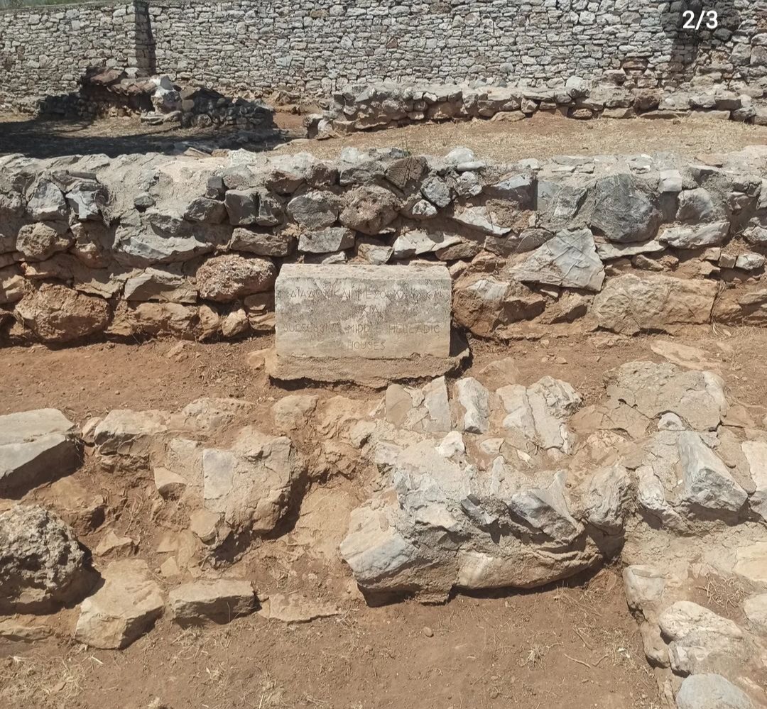 Areusa46's tweet photo. La casa de las tejas en Lerna es una construcción del Bronce Antiguo (2500-2300 a. C.) El uso de tejas en la cubierta es algo muy novedoso en esa época. #Lerna #Greece #Grecia #Peloponeso  #EdadBronce #Clásicas #Humanidades https://t.co/YGyTaAnJVc