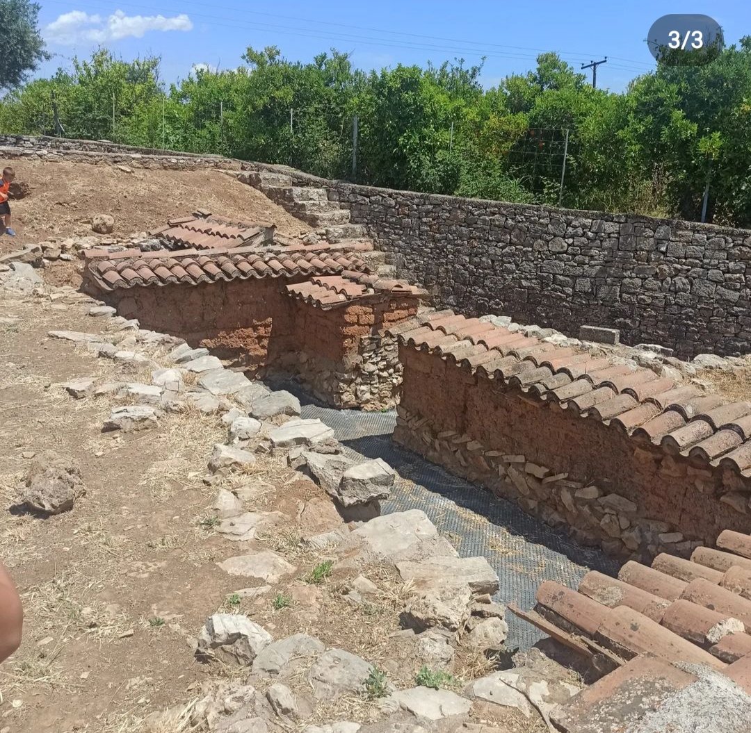 Areusa46's tweet photo. La casa de las tejas en Lerna es una construcción del Bronce Antiguo (2500-2300 a. C.) El uso de tejas en la cubierta es algo muy novedoso en esa época. #Lerna #Greece #Grecia #Peloponeso  #EdadBronce #Clásicas #Humanidades https://t.co/YGyTaAnJVc