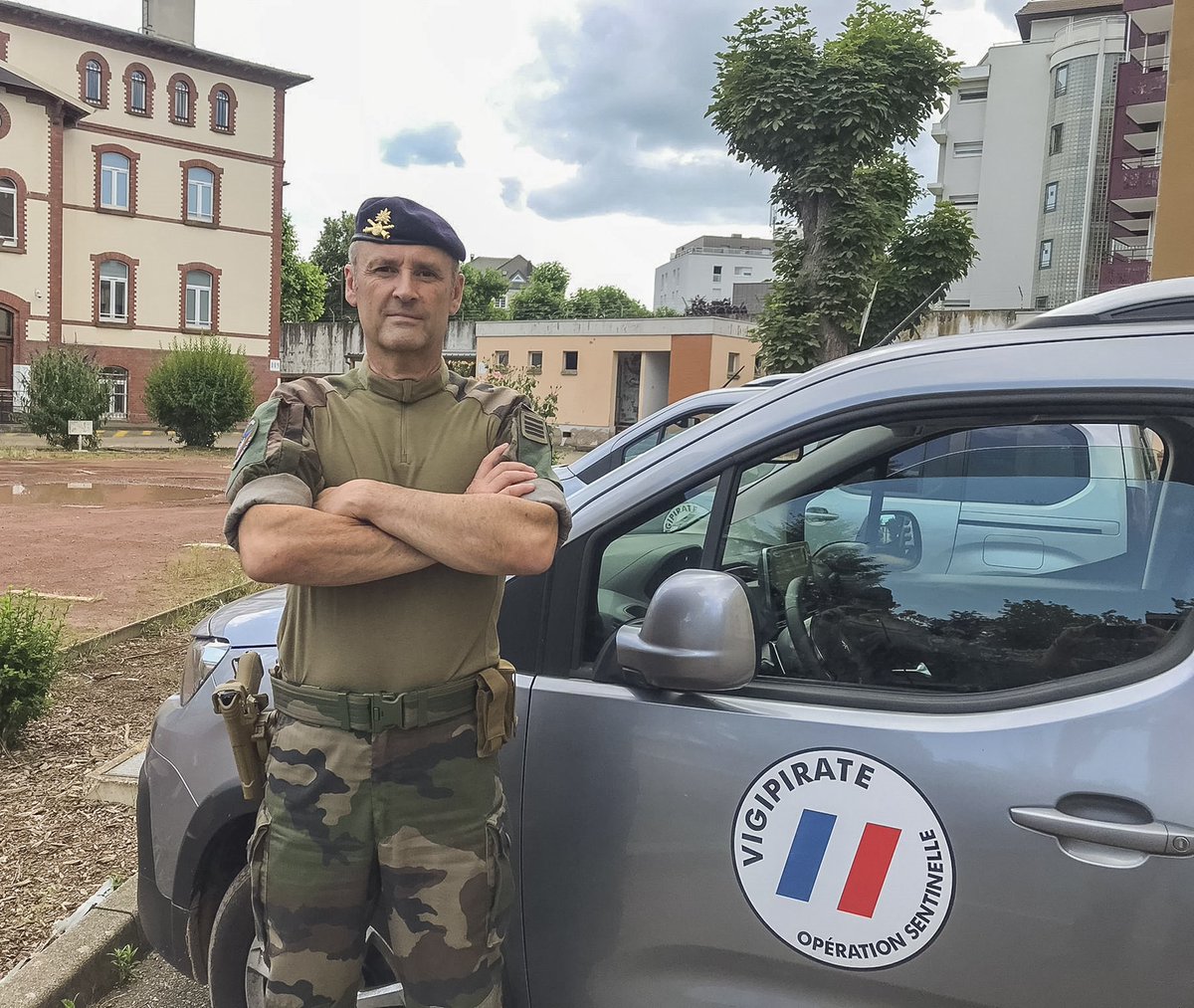 Portrait du commandant Franck, chef de l'état-major tactique Sentinelle déployé à Strasbourg. Opérationnel... et réserviste ! Comme leurs camarades d'active, nos réservistes occupent des responsabilités en opérations. #RéserveTerre #RéservistesOps #NotreDefense