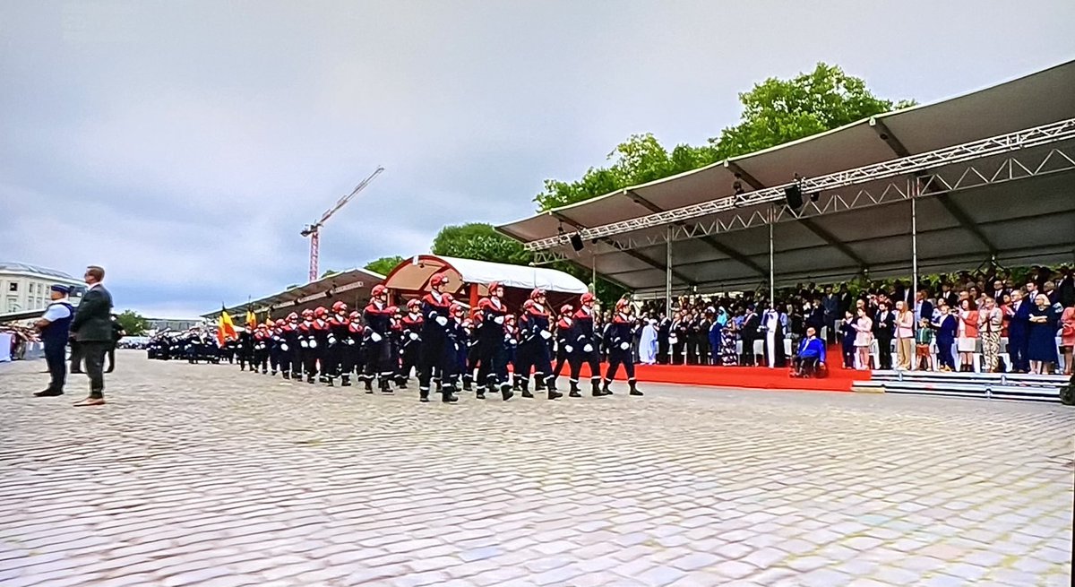 JBW_Ieper's tweet photo. Zag jij ook onze jeugdbrandweerjongeren op het nationaal defilé? Met onze nieuwe korpsvlag mooi in beeld. #jeugdbrandweer #jonggeleerd #heldenvandetoekomst #ieper https://t.co/4rVTOiQPUf