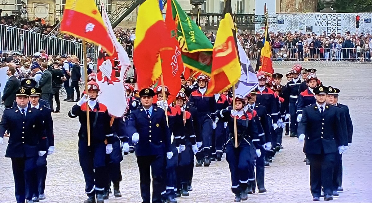 JBW_Ieper's tweet photo. Zag jij ook onze jeugdbrandweerjongeren op het nationaal defilé? Met onze nieuwe korpsvlag mooi in beeld. #jeugdbrandweer #jonggeleerd #heldenvandetoekomst #ieper https://t.co/4rVTOiQPUf