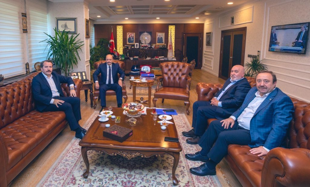_aliyalcin_'s tweet photo. Çalışma ve Sosyal Güvenlik Bakanı Sn. @vedatbilgn ’i ziyaret ettik.

Toplu Sözleşme Kararımız gereği #Sözleşmeliler ile ilgili taraflar ön çalışmalarını yapacak ve komisyon kısa zamanda toplanacak.

Bakan Sn.Bilgin’e,konuya ilgi ve hassasiyetleri için teşekkür ediyorum. https://t.co/w2C3lodA05