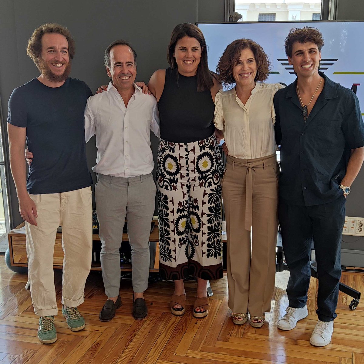 MINIEspana's tweet photo. ¡Equipazo y mucho #BIGLOVE en el #MINIForum! Nuestros embajadores @ManuCampa_Art, @LaiaSanz_ y Dani Illescas, acompañados de @Pilargpuebla y Carlos Martínez, Director General de #MINI España. https://t.co/fuxWL7oSWI