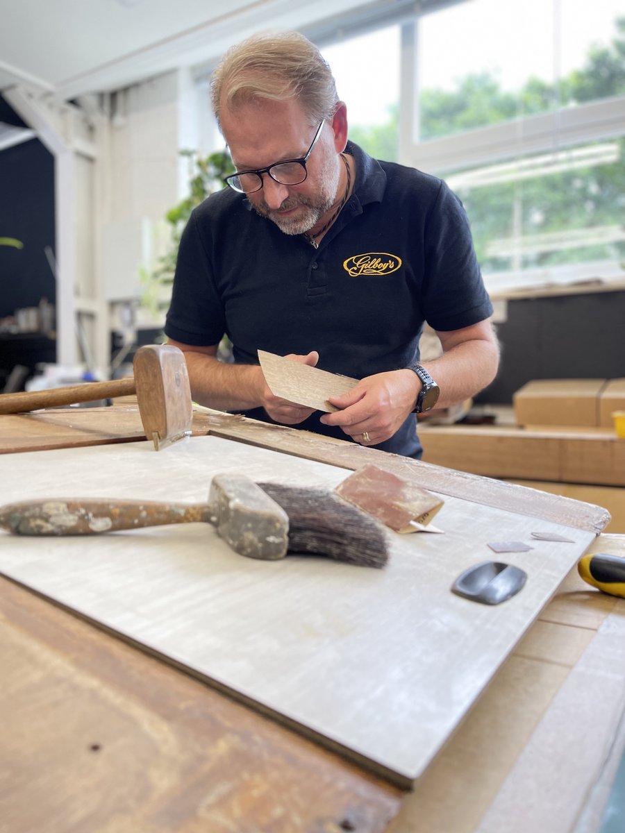 gilboysantiques's tweet photo. Simon has been caught working!
Repairing the loose veneer on an oak VW 1972 bay window camper interior. Originally fitted by the cabinet makers in Sidmouth - Devon #vwcamper #vwbay #devonmoonraker #antiquefurniture #beeswaxpolish #woodfinishing #frenchpolishing #antiquerestorer https://t.co/8qPQeS29b6