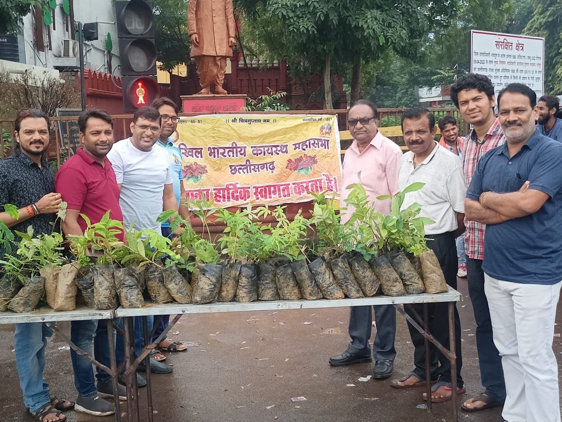 RaipurSmartCity's tweet photo. रायपुर शहर में हरीतिमा बढ़ाने संचालित #HarGharHariyali अभियान में शामिल होकर कायस्थ महासभा ने बाँटे लोगों को फ़ल दार पौधे।
@ChhattisgarhCMO @RaipurDist @SarveshNBhure @MayankXI @moefcc @ForestCgGov https://t.co/9a6JHZmnd3
