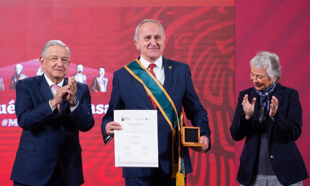 “Es que el TMec es un contrato ventajoso, tramposo y con muchas letras chiquitas”.

Pues en noviembre del 2020, López Obrador condecoró a Seade con el más alto honor que concede el gobierno mexicano, PRECISAMENTE por la NEGOCIACIÓN de ése TRATADO.

Así de bruto es entonces, pues.
