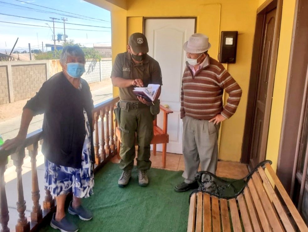 CarabTarapaca's tweet photo. Carabineros de la Subprefectura Rural Fronteriza a través de su
Patrulla de Atención a Comunidades Indígenas #Tarapacá dialogaron con adultos mayores de #Pica y #Matilla entregándoles medidas de autocuidado para prevenir ser víctimas de robos.
#LaPrevenciónEsNuestraEsencia https://t.co/I8gdrWHpfz