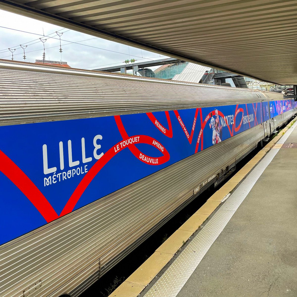 France2023's tweet photo. Top départ du #france2023rugbytour !

Plus que 2️⃣ jours pour découvrir notre train à @MEL_Lille🚅

🚉 Montez à bord du train en gare de Lille Flandres !
🏉 En ville, profitez du Village Rugby sur la place de la République !
⏰ OUVERTURE : 10h30–18h30

#RWC2023 | #rugby | @SNCF https://t.co/pzet2QIn6u