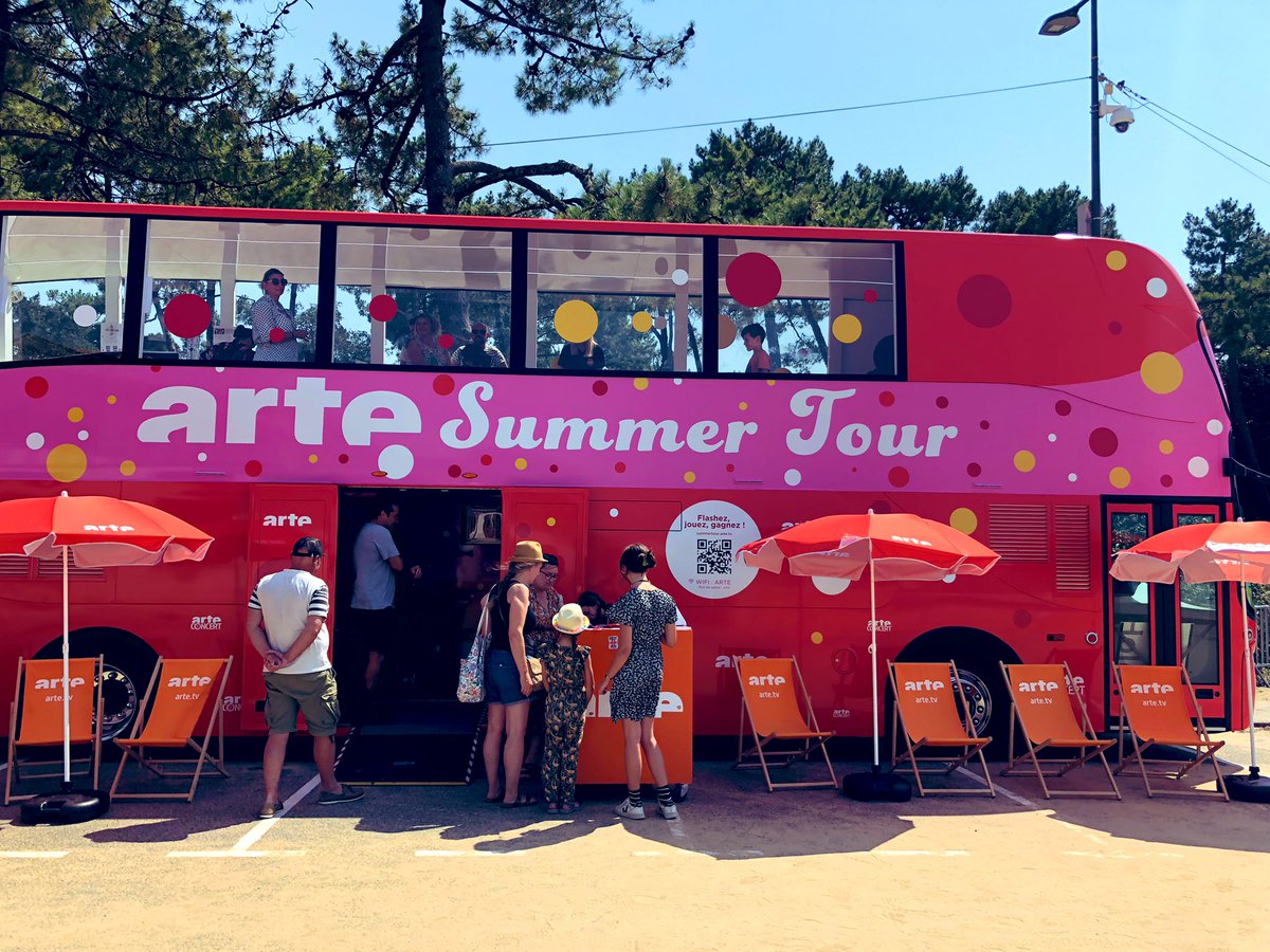 PaulineTrarieux's tweet photo. Le @ARTEfr Summer Tour continue, à @hossegor pour 2 jours ! Découverte de nos podcasts @ARTE_Radio et de nos programmes en VR @ARTE_Interactif, photobooth et distribution de goodies ! https://t.co/k8xJUMfYng